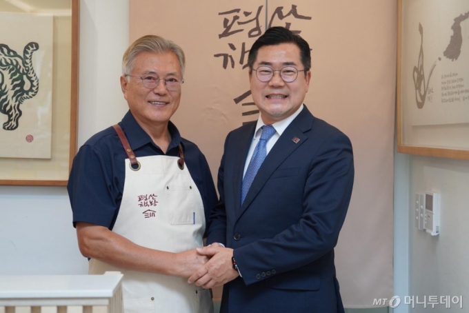 박찬대 더불어민주당 당 대표 직무대행 겸 원내대표가 27일 경남 양산 평산마을에서 문재인 전 대통령을 예방하고 기념촬영을 하고 있다. (사진= 더불어민주당 제공) 2024.07.27. /사진=뉴시스