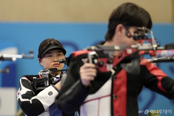 금지현(왼쪽)과 박하준이 27일(현지시각) 프랑스 샤토루 슈팅 센터에서 열린 2024 파리올림픽 사격 공기소총 10m 혼성 단체 결선에서 중국의 황위팅-성리하오를 상대로 경기하고 있다. 금지현-박하준은 중국에 12-16으로 패해 은메달을 따며 한국의 첫 메달 소식을 알렸다. 2024.07.27. /사진=뉴시스