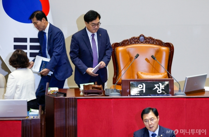 우원식 국회의장이 28일 오전 서울 여의도 국회 본회의장에서 방송문화진흥회법(방문진법) 개정안에 찬성하는 조계원 더불어민주당 의원의 무제한 토론(필리버스터) 중 이학영 부의장과 교대하고 있다.  국민의힘 소속 주호영 부의장이 방송4법 무제한 토론에 대한 본회의 사회를 거부하면서 우 의장과 민주당 소속 이 부의장이 3시간씩 교대로 사회를 보고 있다. 2024.7.28/사진=뉴스1  /사진=(서울=뉴스1) 안은나 기자