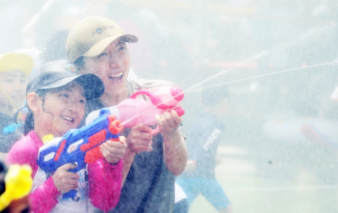 26일 오후 평창군 대화면 땀띠공원 일원에서 열린 강원도 대표 여름축제 '2024년 평창더위사냥축제'를 찾은 방문객들이 물총 싸움을 하는 모습 /사진=뉴시스