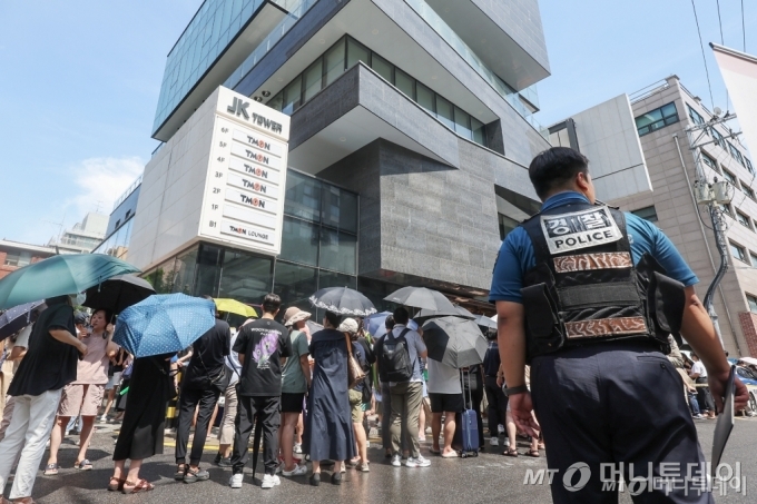 26일 오후 서울 강남구 티몬 신사옥 앞으로 '판매 대금 미정산 사태'로 피해를 입은 피해자들이 모여들자 경찰이 현장 질서 및 안전 유지에 나서고 있다. /사진제공=뉴스1