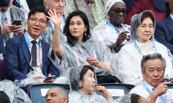 홍라희 삼성미술관 리움 관장(오른쪽부터)과 이서현 삼성물산 사장, 김재열 삼성글로벌리서치 사장이 27일 프랑스 파리 트로카데로 광장에서 열린 2024 파리 올림픽 개회식에 참석했다./사진=뉴스1