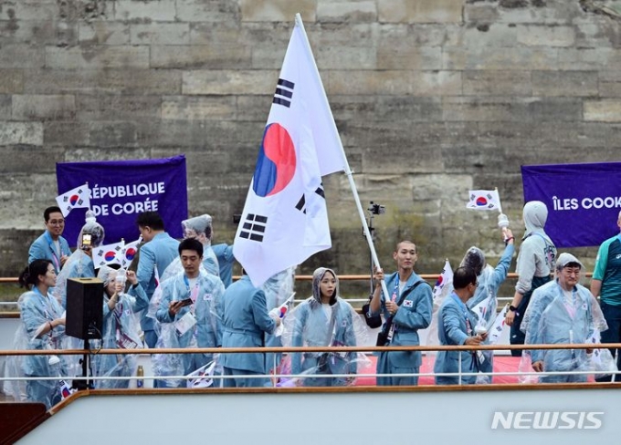 지난 26일(현지 시각) 2024 파리 올림픽 개회식에서 대한민국 선수단을 태운 보트가 수상 행진을 하고 있다./사진=뉴시스