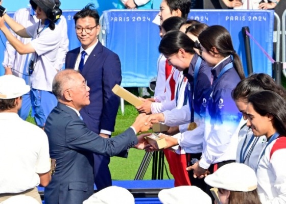 정의선(왼쪽 2번째) 현대자동차그룹 회장이 28일(한국시간) 여자 양궁 단체전 시상식에서 선수들에게 시상을 하고 있다.  /사진=대한양궁협회 제공