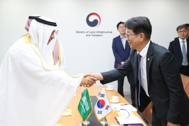 박상우 국토부 장관이 24일 국토발전전시관에서 압둘라 빈 샤라프 알 가므디(Abdullah bin Sharaf Alghamdi) 사우디 데이터인공지능청 장관과 악수를 나누고 있다/사진제공=국토부 