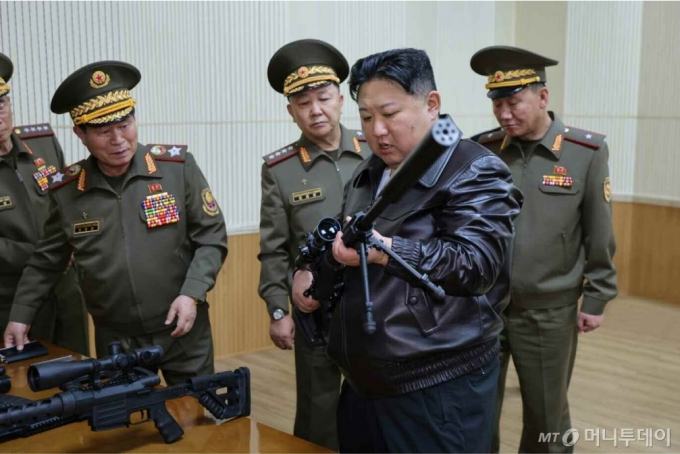 국가정보원이 김정은 북한 노동당 총비서의 몸무게가 140㎏에 달하고 건강상태를 개선하지 않을 경우 가족력인 심혈관질환이 발생 가능성이 높다고 전망했다. 사진은 김 총비서가 첨단정밀군수품과 주요 저격무기 등을 점검하는 모습. / 뉴스1