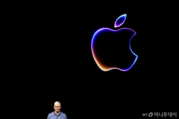  팀 쿡 애플 최고경영자(CEO)가 지난 6월 세계개발자회의(WWDC 2024)에서 애플 인델리전스에 대해 설명하고 있다. /AP=뉴시스