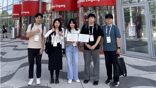멀티모달 작업계획 생성 경진대회에서 우승한 KAIST AAILab팀이 대회가 열린 오스트리아 빈 현지에서 기념촬영을 하고 있다. (왼쪽부터) KAIST 항공우주공학과 나형호(박사과정)·산업및시스템공학과 권도윤(석사과정)·강미나(석사과정)·이광현(석사과정)·나병후(박사과정). /사진=카이스트