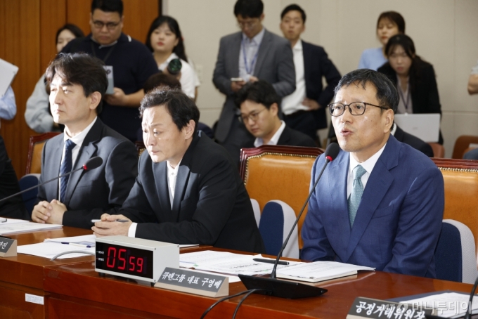 (서울=뉴스1) 안은나 기자 = 구영배 큐텐그룹 대표가 30일 오후 서울 여의도 국회에서 열린 정무위원회 전체회의에 출석해 &#039;티몬·위메프(티메프) 사태&#039; 관련 긴급 현안질의에 답변하고 있다.   오른쪽부터 구 대표, 류광진 티몬 대표, 류화현 위메프 대표. 2024.7.30/뉴스1  Copyright (C) 뉴스1. All rights reserved. 무단 전재 및 재배포,  AI학습 이용 금지. /사진=(서울=뉴스1) 안은나 기자
