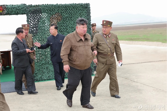 김정은 북한 노동당 총비서의 건강상태가 갈수록 악화하면서 후계 구도에도 관심이 쏠린다. 사진은 김 총비서가 240㎜ 방사포탄 검수시험 사격을 참관했다고 조선중앙TV가 보도한 모습. / 사진=뉴시스