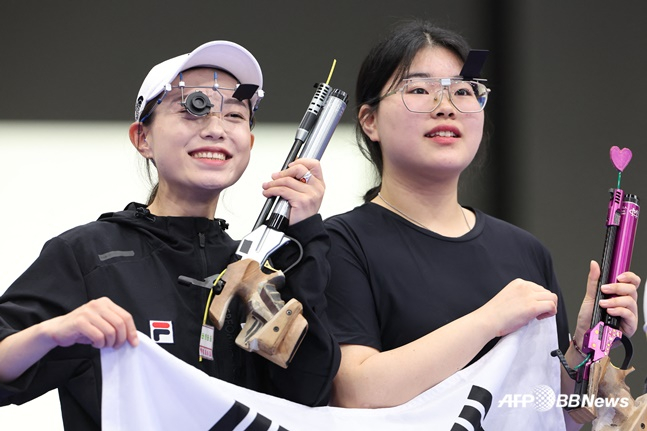 김예지(왼쪽)가  28일(한국시간) 프랑스 샤토루의 CNTS 사격장에서 열린 사격 여자 공기권총 10ｍ 개인전 결선에서 은메달을 딴 후 금메달을 차지한 후배 오예진과 함께 태극기를 들고 있다. /AFPBBNews=뉴스1