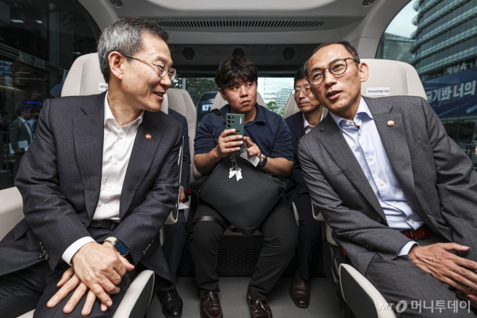 이종호 과학기술정보통신부 장관과 고학수 개인정보위원장이 31일 오전 서울 중구 청계광장에 정차한 &#039;청계천 자율주행버스&#039;에 탑승해 대화를 나누고 있다./사진제공=뉴스1