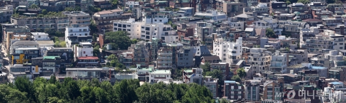 [서울=뉴시스] 홍효식 기자 =  사진은 28일 서울 중구 남산에서 바라본 빌라 밀집 지역 모습. 2024.05.28. 