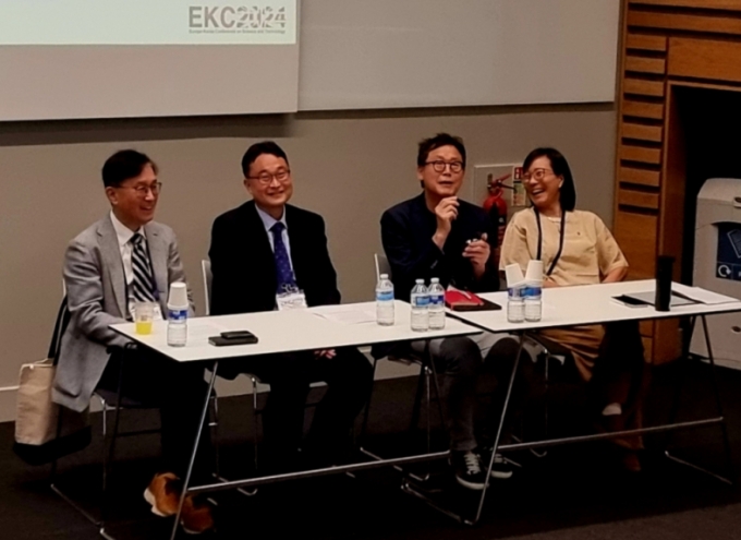 30일(현지시간) 영국 워릭대 더 오큘러스관에서 열린 ‘한국·유럽 과학기술인대회(EKC 2024) 한국-유럽 간 교류를 통한 기초과학에서의 국제 협력 촉진 방안' 세션에 김성근 포스텍 총장, 현윤경 국가수리과학연구소 소장 직무대행, 김명식 영국 임페리얼칼리지런던 교수, 이연주 기초과학연구원(IBS) 행성대기그룹장(왼쪽부터)이 참석했다. /사진=과학기자협회 공동취재단