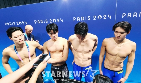 (왼쪽부터) 이호준, 황선우, 양재훈, 김우민이 31일(한국 시각) 계영 800m 경기를 마친 뒤 믹스트존 인터뷰에서 착잡한 표정을 짓고 있다. /사진=김우종 기자