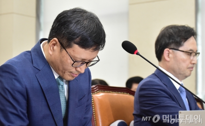 구영배 큐텐그룹 대표가 30일 서울 영등포구 여의도동 국회에서 진행된 국회 정무위원회 티몬·위메프 미정산 사태 관련 긴급 현안 질의에 출석, 고개를 숙이고 있다. 이날 정무위 긴급 현안질의에는 금융위원회·금융감독원·공정거래위원회·한국소비자원 등 관계자를 불러 현안을 파악하고 대책 마련 진행상황을 점검한다는 계획으로 마련됐으며, 구영배 큐텐그룹 대표와 류광진 티몬 대표, 류화현 위메프 대표가 증인으로 출석했다. /사진=임한별(머니S)