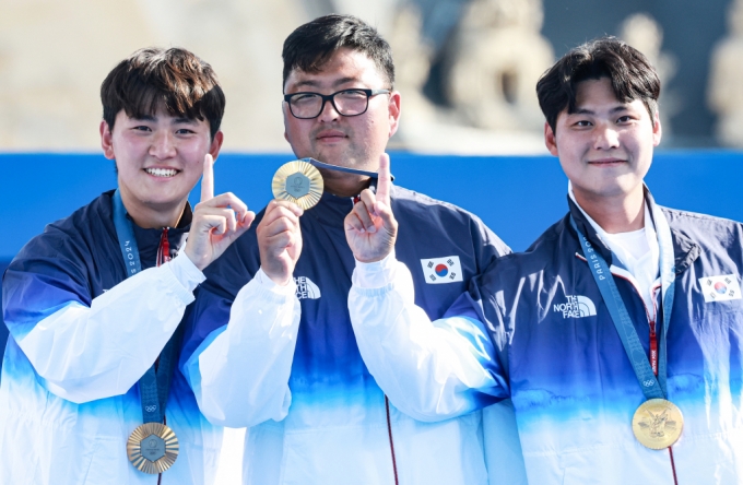 대한민국 양궁대표팀 김제덕, 김우진, 이우석(왼쪽부터 순서대로)이 지난 30일(한국시간) 프랑스 파리 앵발리드에서 열린 2024 파리올림픽 양궁 남자 단체전 결승 시상식에서 메달과 손가락을 이용해 대한민국의 101번째 금메달을 표현하고 있다. /사진=뉴스1