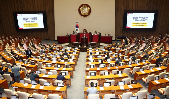 박수민 국민의힘 의원이 1일 오후 서울 여의도 국회에서 열린 제416회국회(임시회) 제2차 본회의에서 2024년 민생회복지원금 지급을 위한 특별조치법안(대안)에 반대하는 무제한토론(필리버스터)을 하고 있다. /사진=뉴스1