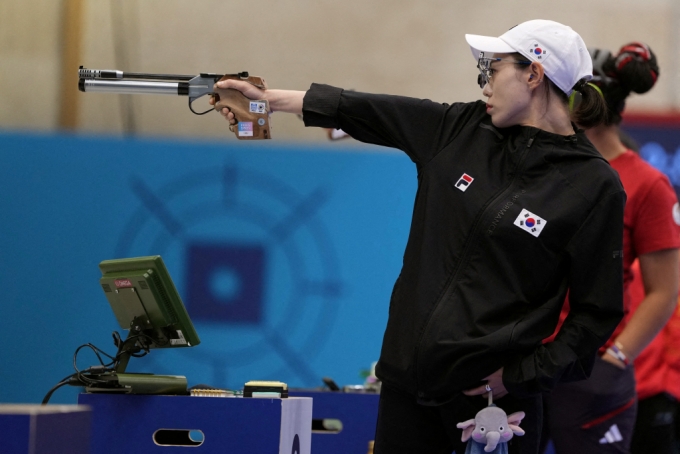 지난달 28일(현지시간) 프랑스 파리 샤토루 사격센터에서 김예지 선수가 과녁을 조준하고 있다. 김 선수는 이날 10m 공기권총 종목에서 은메달을 거머쥐었다. /로이터=뉴스