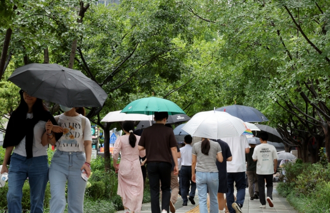 서울 중구 세종대로에서 우산을 쓴 시민들이 길을 걷고 있다./사진=뉴스1