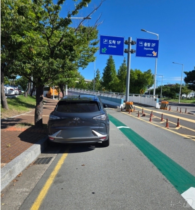 부산 김해국제공항 진입로 회전구간에 한 수소차량이 무단으로 주차된 모습. 해당 차주는 출국한 상태다. 이 때문에 공항 이용객들이 불편을 겪었다./사진=뉴스1(김해공항 제공)