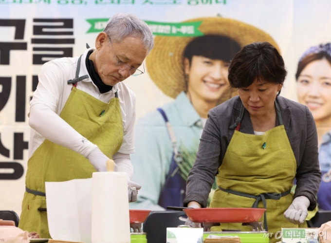 [서울=뉴시스] 홍효식 기자 = 유인촌 문화체육관광부 장관이 1일 '로컬100 보러 로컬로 가요!' 여덟번째 캠페인으로 충남 홍성군을 찾아 문당환경농업마을 환경교육관에서 송미령 농림축산식품부 장관과 함께 홍성 로컬 식재료를 이용한 쿠킹클래스를 체험하고 있다. (사진=문화체육관광부 제공) 2024.08.01. photo@newsis.com *재판매 및 DB 금지 /사진=