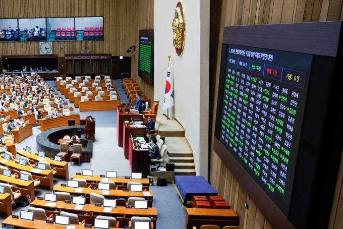 2일 오후 서울 여의도 국회에서 열린 본회의에서 2024년 민생회복지원금 지급을 위한 특별조치법안(대안)이 재적 300인, 재석 187인 중 찬성 186인, 반대 1인으로 통과되고 있다./사진제공=뉴스1