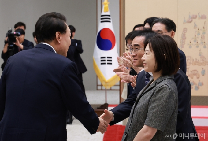 윤석열 대통령이 2일 서울 용산 대통령실 청사에서 열린 임명장 및 재외공관장 신임장 수여식에 입장하며 태영호 민주평화통일자문회의 사무처장 등과 인사를 나누고 있다. / 사진=뉴시스