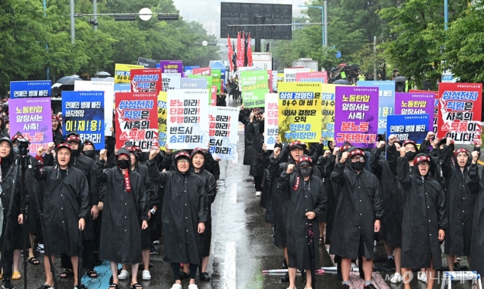 삼성전자 최대 노조인 전국삼성전자노동조합(전삼노)이 총파업에 돌입한 8일 경기도 화성시 삼성전자 화성사업장 정문 앞에서 총파업 결의대회에 참가한 조합원들이 구호를 외치고 있다. 2024.07.08/사진제공=뉴시스