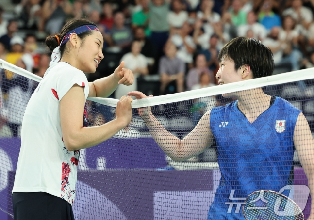 대한민국 배드민턴 대표팀 안세영 선수가 3일(한국시간) 프랑스 파리 라 샤펠 아레나에서 열린 2024 파리올림픽 배드민턴 여자 단식 준준결승 일본 아카네 야마구치 선수와의 경기를 승리한 후 상대 선수에게 엄지를 들어보이고 있다