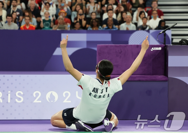 대한민국 배드민턴 대표팀 안세영 선수가 3일(한국시간) 프랑스 파리 라 샤펠 아레나에서 열린 2024 파리올림픽 배드민턴 여자 단식 준준결승 일본 아카네 야마구치 선수와의 경기를 승리한 후 기뻐하고 있다. 