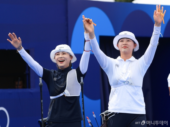 (파리(프랑스)=뉴스1) 박정호 기자 = 대한민국 양궁 대표팀 임시현 선수가 3일 오후(한국시간) 프랑스 파리 앵발리드에서 진행된 양궁 여자 개인 4강전 대한민국 정훈영과의 경기에서 승리한 후 인사하고 있다. 2024.8.3/뉴스1  Copyright (C) 뉴스1. All rights reserved. 무단 전재 및 재배포,  AI학습 이용 금지. /사진=(파리(프랑스)=뉴스1) 박정호 기자