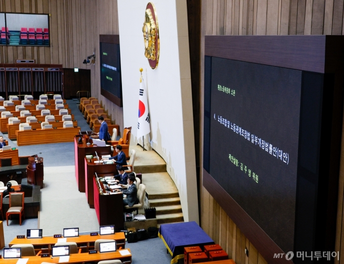 우원식 국회의장이 2일 오후 서울 여의도 국회에서 열린 본회의에서 노동조합 및 노동관계조정법 일부개정법률안(대안)을 상정하고 있다. 2024.8.2/뉴스1  Copyright (C) 뉴스1. All rights reserved. 무단 전재 및 재배포,  AI학습 이용 금지. 