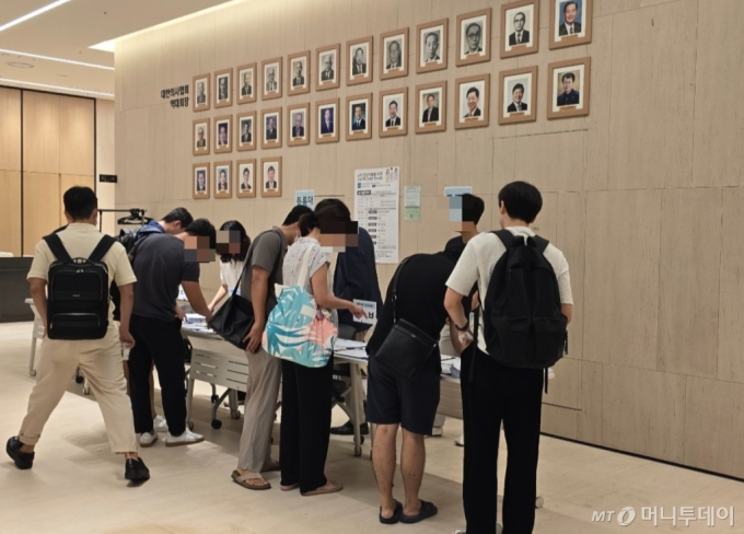 4일 오전 서울 용산구 대한의사협회 대강당에서 열린 '사직 전공의들을 위한 근골격계 초음파 연수강좌'에 참석한 사직 전공의들이 등록명부에 서명하고 있다. /사진=홍효진 기자