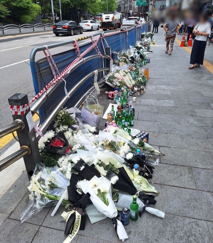 지난달 서울 시청역 사고 현장 인근에는 희생자들을 추모하는 시민들 발걸음이 이어졌다. 인도 위에는 맥주캔을 비롯해 박카스, 커피, 편지 등이 가득 있었다. /사진=김지은 기자