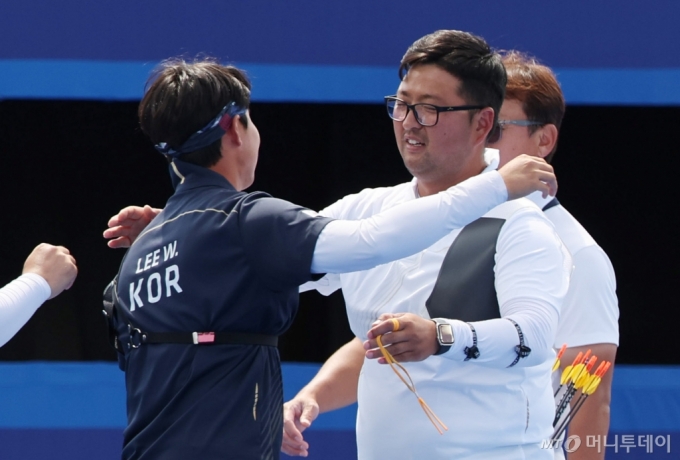 [파리=뉴시스] 김진아 기자 = 김우진이 4일(현지시각) 프랑스 파리 레쟁발리드에서 열린 2024 파리 올림픽 양궁 남자 개인전 준결승전에서 슛오프 접전 끝에 승리한 뒤 이우석과 포옹하며 서로를 격려하고 있다. 2024.08.04. bluesoda@newsis.com /사진=김진아