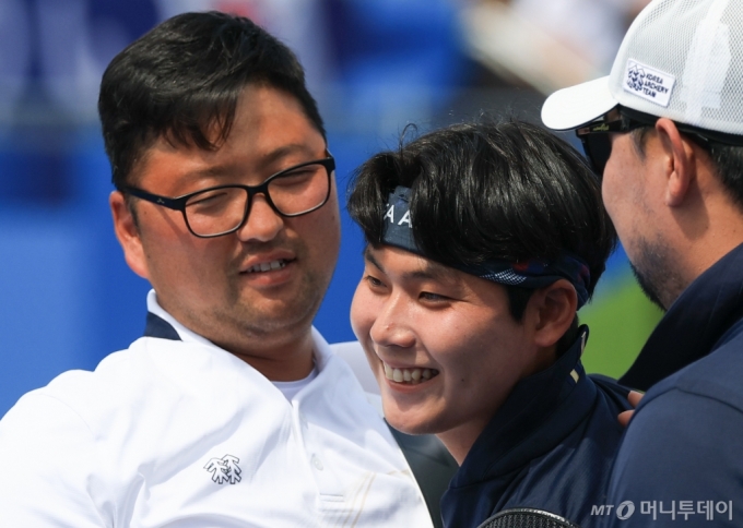 (파리(프랑스)=뉴스1) 박정호 기자 = 대한민국 남자 양궁 대표팀 김우진 선수가 4일 오후(한국시간) 프랑스 파리 앵발리드에서 2024 파리올림픽 남자 양궁 개인전 준결승 대한민국의 이우석 선수와의 경기에서 슛오프 접전 끝에 승리한 후 이우석과 포옹하고 있다. 2024.8.4/뉴스1  Copyright (C) 뉴스1. All rights reserved. 무단 전재 및 재배포,  AI학습 이용 금지. /사진=(파리(프랑스)=뉴스1) 박정호 기자