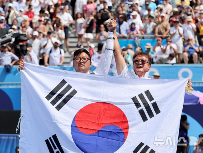 김우진이 4일(현지시각) 프랑스 파리 레쟁발리드에서 열린 2024 파리 올림픽 양궁 남자 개인전 결승 미국 브레이디 엘리슨과의 경기에서 슛오프 접전 끝에 승리하며 금메달을 따낸 뒤 기뻐하고 있다. /사진=뉴시스 제공