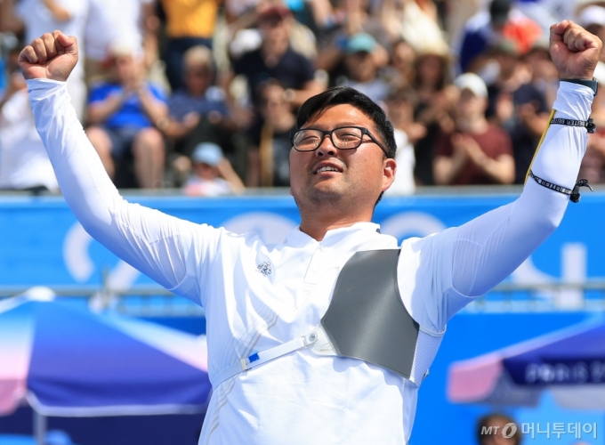 (파리(프랑스)=뉴스1) 박정호 기자 = 대한민국 남자 양궁 대표팀 김우진 선수가 4일 오후(한국시간) 프랑스 파리 앵발리드에서 2024 파리올림픽 남자 양궁 개인전 금메달 결정전 미국의 브래디 엘리슨 선수와의 경기에서 슛오프 접전 끝에 금메달을 획득한 후 기뻐하고 있다. 2024.8.4/뉴스1  Copyright (C) 뉴스1. All rights reserved. 무단 전재 및 재배포,  AI학습 이용 금지. /사진=(파리(프랑스)=뉴스1) 박정호 기자