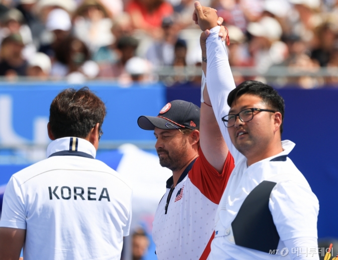 대한민국 남자 양궁 대표팀 김우진 선수가 4일 오후(한국시간) 프랑스 파리 앵발리드에서 2024 파리올림픽 남자 양궁 개인전 금메달 결정전 미국의 브래디 엘리슨 선수와의 경기에서 슛오프 접전 끝에 금메달을 획득한 후 기뻐하고 있다. /사진=뉴스1