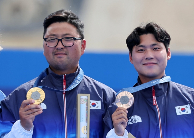 김우진과 이우석이 4일(현지시각) 프랑스 파리 레쟁발리드에서 열린 2024 파리 올림픽 양궁 남자 개인전 시상식에서 각각 금메달, 동메달을 목에 걸고 취재진을 향해 포즈를 취하고 있다. /사진=뉴시스