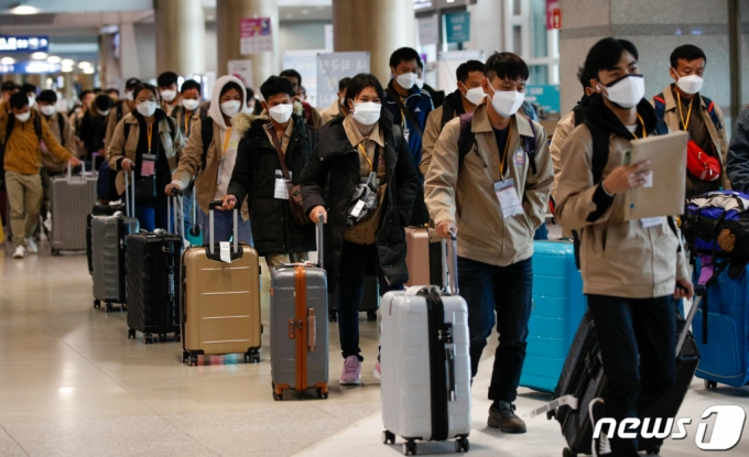 인천국제공항 1터미널에서 태국에서 국내로 입국한 외국인 노동자들이 버스를 타기 위해 이동하고 있다/사진=뉴스1 