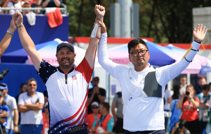 대한민국 남자 양궁 대표팀 김우진 선수가 4일 오후(한국시간) 프랑스 파리 앵발리드에서 2024 파리올림픽 남자 양궁 개인전 금메달 결정전 미국의 브래디 엘리슨 선수와의 경기에서 슛오프 접전 끝에 금메달을 획득한 후 기뻐하고 있다. /사진=뉴스1