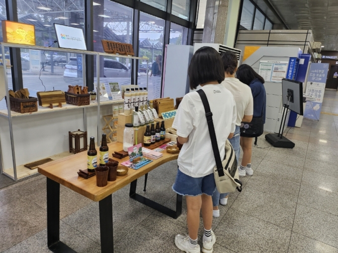 광주광역시가 광주공항, 광주사회적경제지원센터와 협업해 광주공항 1층 특설 판매대에서 ‘사회적경제마켓’을 운영한다./사진제공=광주광역시