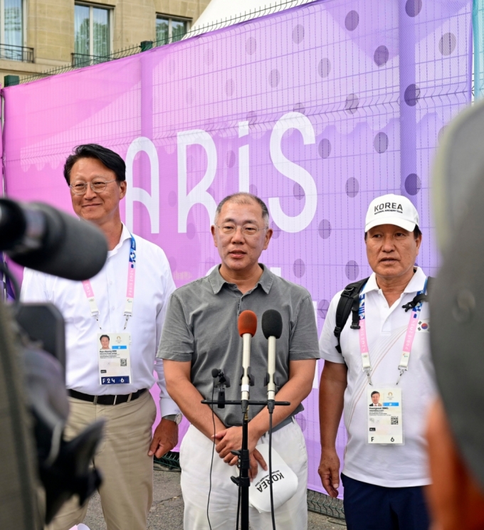  현대차그룹 정의선 회장이 4일(현지시간) 파리 대회 양궁 남자 개인전 시상이 끝난 후 기자들과 만나 인터뷰를 진행하는 모습./사진제공=대한양궁협회