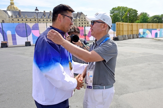 현대차그룹 정의선 회장이 지난 4일(현지시간) 파리 대회에서 남자단체o혼성o남자개인 등 양궁 3관왕에 오른 김우진을 축하하고 있다. /사진제공=대한양궁협회