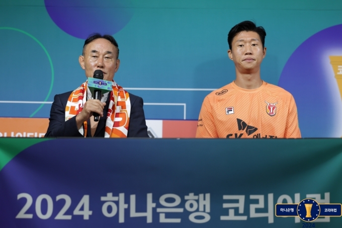 김학범(왼쪽) 감독과 임채민. /사진=대한축구협회(KFA) 제공