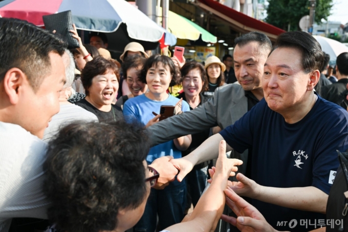 [서울=뉴시스]  조수정 기자 = 윤석열 대통령이 휴가 첫날인 5일 경남 통영중앙시장을 방문, 시민 및 상인 등과 인사나누고 있다. (사진=대통령실 제공) 2024.08.05. photo@newsis.com *재판매 및 DB 금지 /사진=