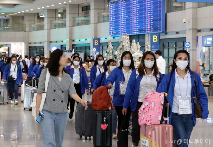 외국인 가사관리사 시범사업에 참여하는 필리핀인 가사관리사들이 6일 오전 인천국제공항을 통해 입국하고 있다. 2024.08.06. 인천공항=뉴시스] 공항사진기자단