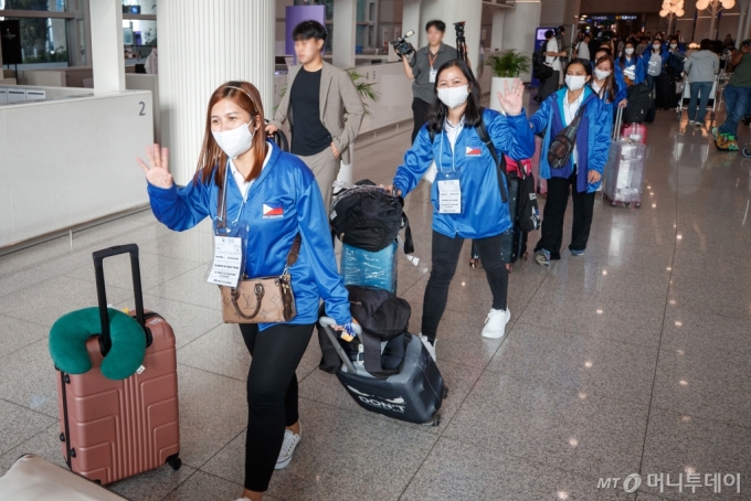 외국인 가사관리사 시범사업에 참여하는 필리핀인 가사관리사들이 6일 오전 인천국제공항을 통해 입국하고 있다. 2024.08.06.인천공항=뉴시스] 공항사진기자단 